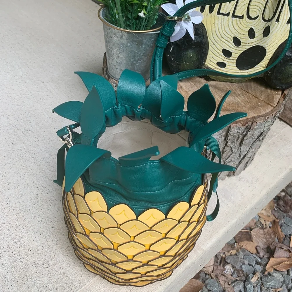 Authentic KATE SPADE leather Pineapple drawstring crossbody - Picture 4 of 14